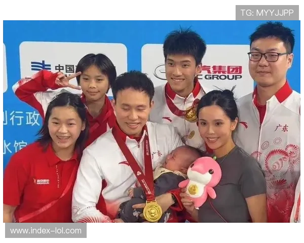 谢思埸家人现场助威，夺冠后宝宝合影成暖心焦点