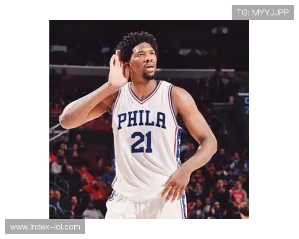 球迷高举“相信过程”标语，恩比德赛后签名致谢